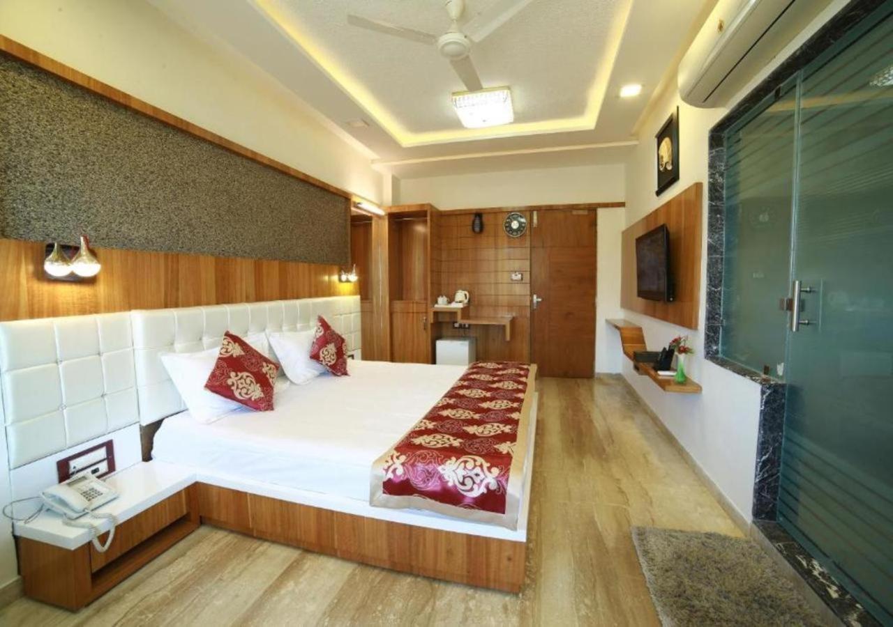 Hotel Sheratone Monte Abu Quarto foto